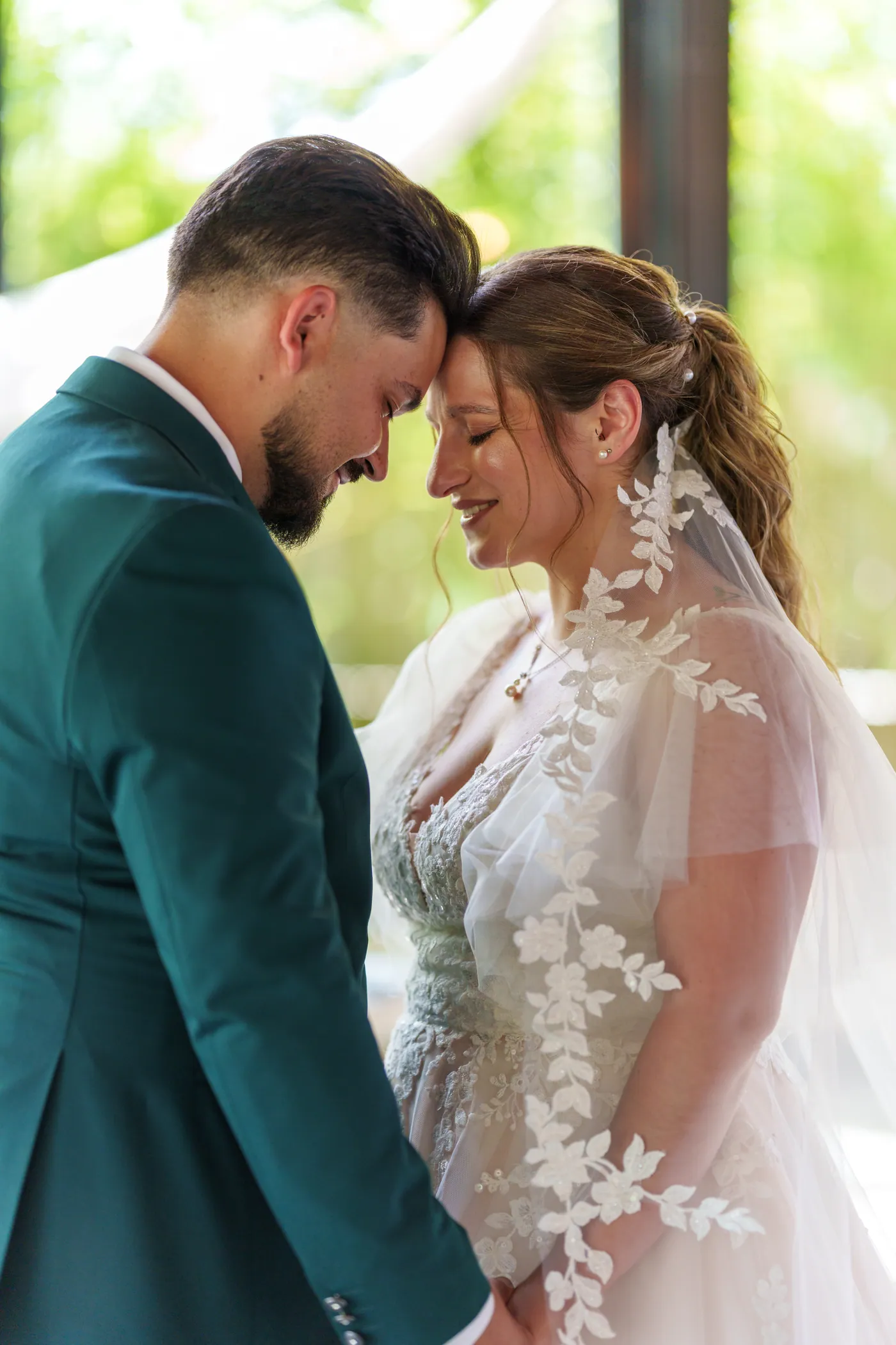 Noivos de testas encostadas, fotografados pela Nuno Mendes Media