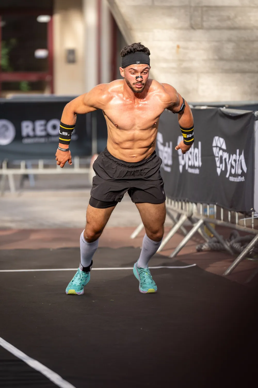 Atleta em prova de fitness, a preparar o próximo exercício