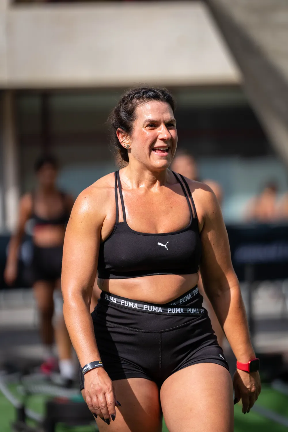 Atleta a sorrir, a caminhar durante uma prova